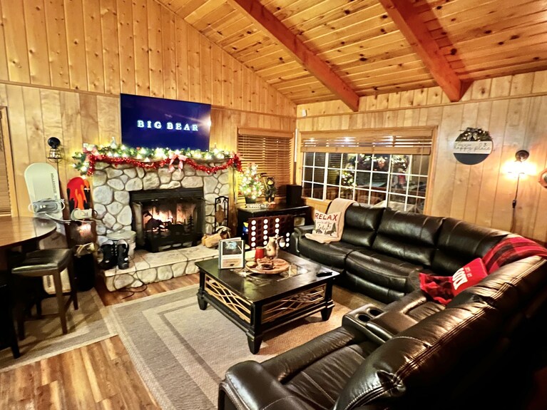 Cozy Cabin Near Zoo, Golf, Trails, Lake Family & Dog Friendly Game Room - Big Bear, CA