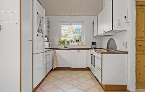 Køleskab, mikrobølgeovn, kogeplade, opvaskemaskine