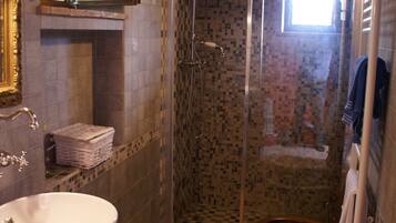 Douche, sĂšche-cheveux, bidet, serviettes fournies