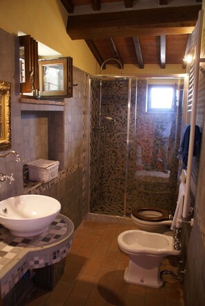 Bruser, hårtørrer, bidet, håndklæder