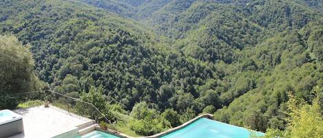 Piscine à débordement