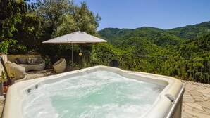 A hot tub with a view of a forested mountain range. - Gorgeous apartment in CARCHETO BRUSTICO (CARCHETO BRUSTICO)