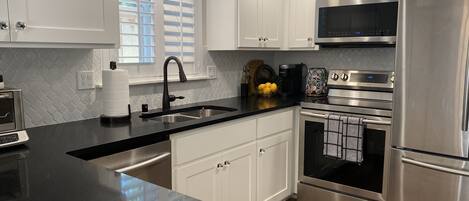 Kylskåp, mikrovågsugn, ugn och spishäll