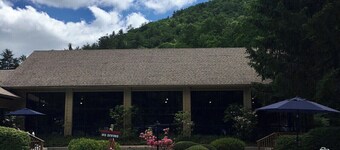 Cozy Cabin with fireplace and screened in porch in Sapphire Valley.
