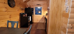 Fridge, microwave, oven, stovetop - Secluded East TN Log Cabin (Ten Mile)