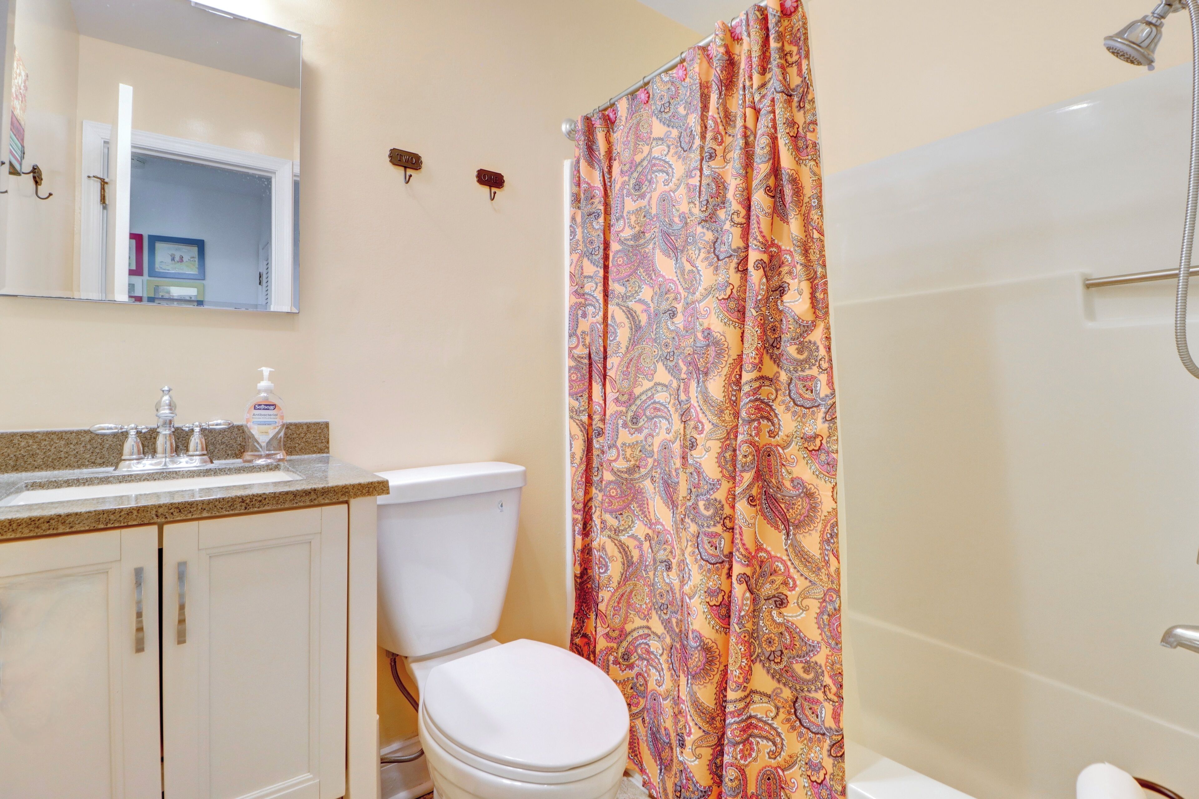 Une salle de bain comprenant des toilettes, un lavabo et une douche.