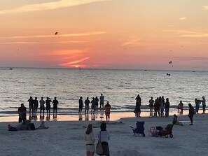 Beach nearby, sun-loungers, beach towels - Chloe's Villa on Siesta Key, A Private 1/1 Escape (Siesta Key)