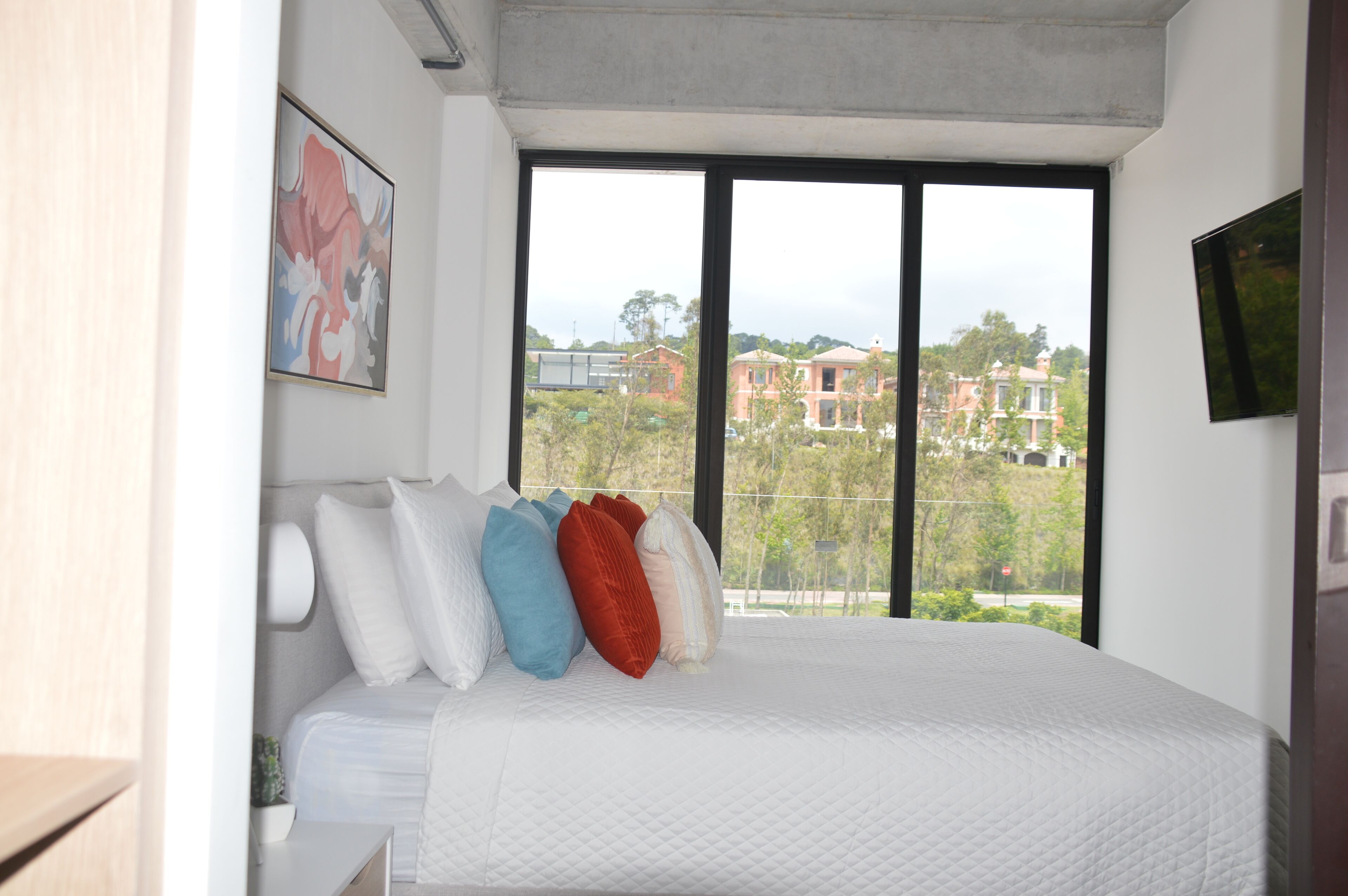 2 bedrooms, desk, iron/ironing board, WiFi