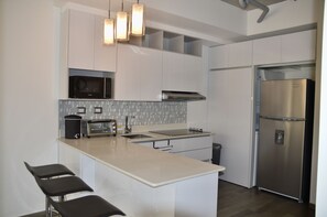 Fridge, microwave, oven, stovetop - Cozy Stays Cayala Apartments 5 (Guatemala)