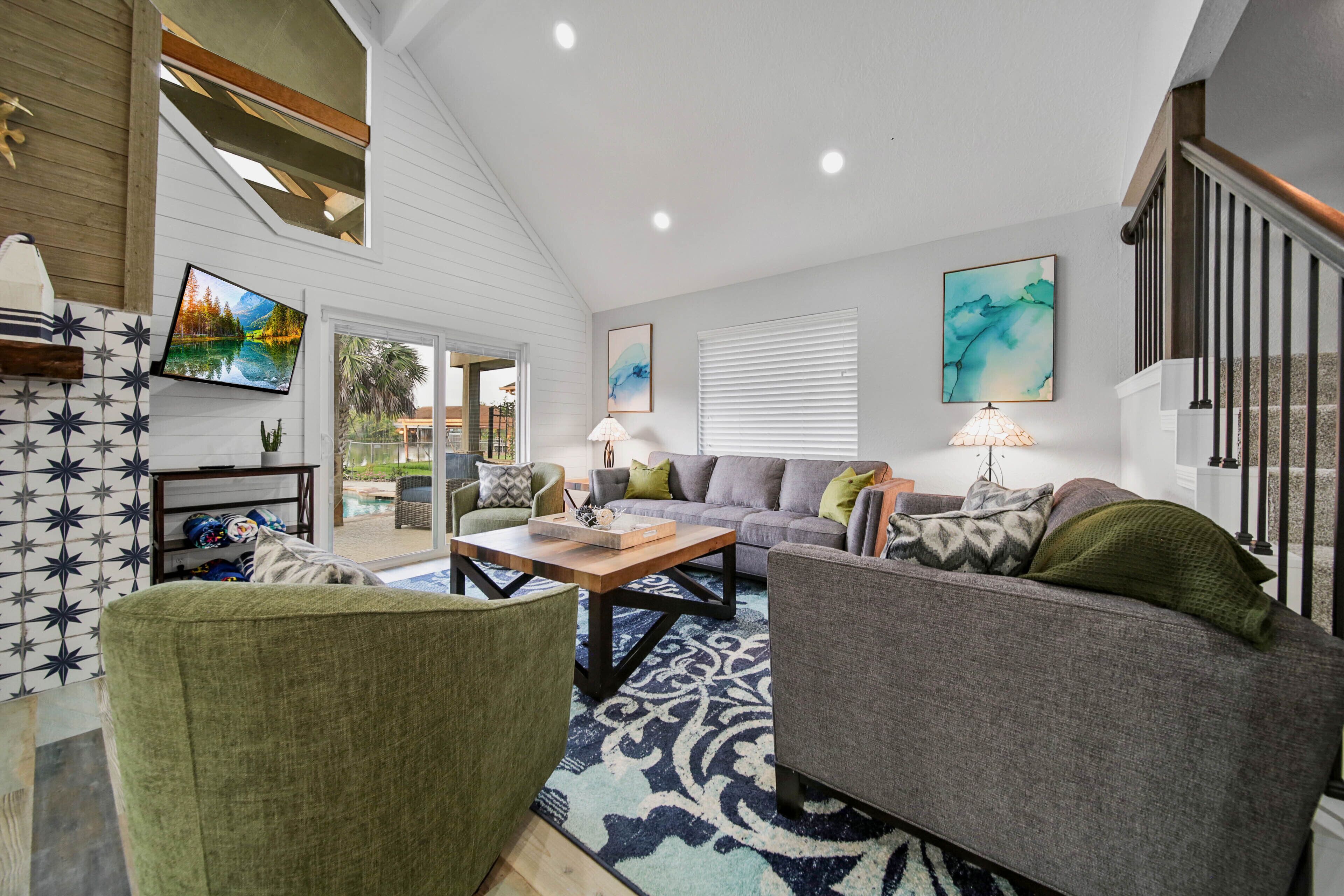 Gorgeous Lakefront Retreat House w/Heated Pool, Spa & More Fun Relaxing Getaway!