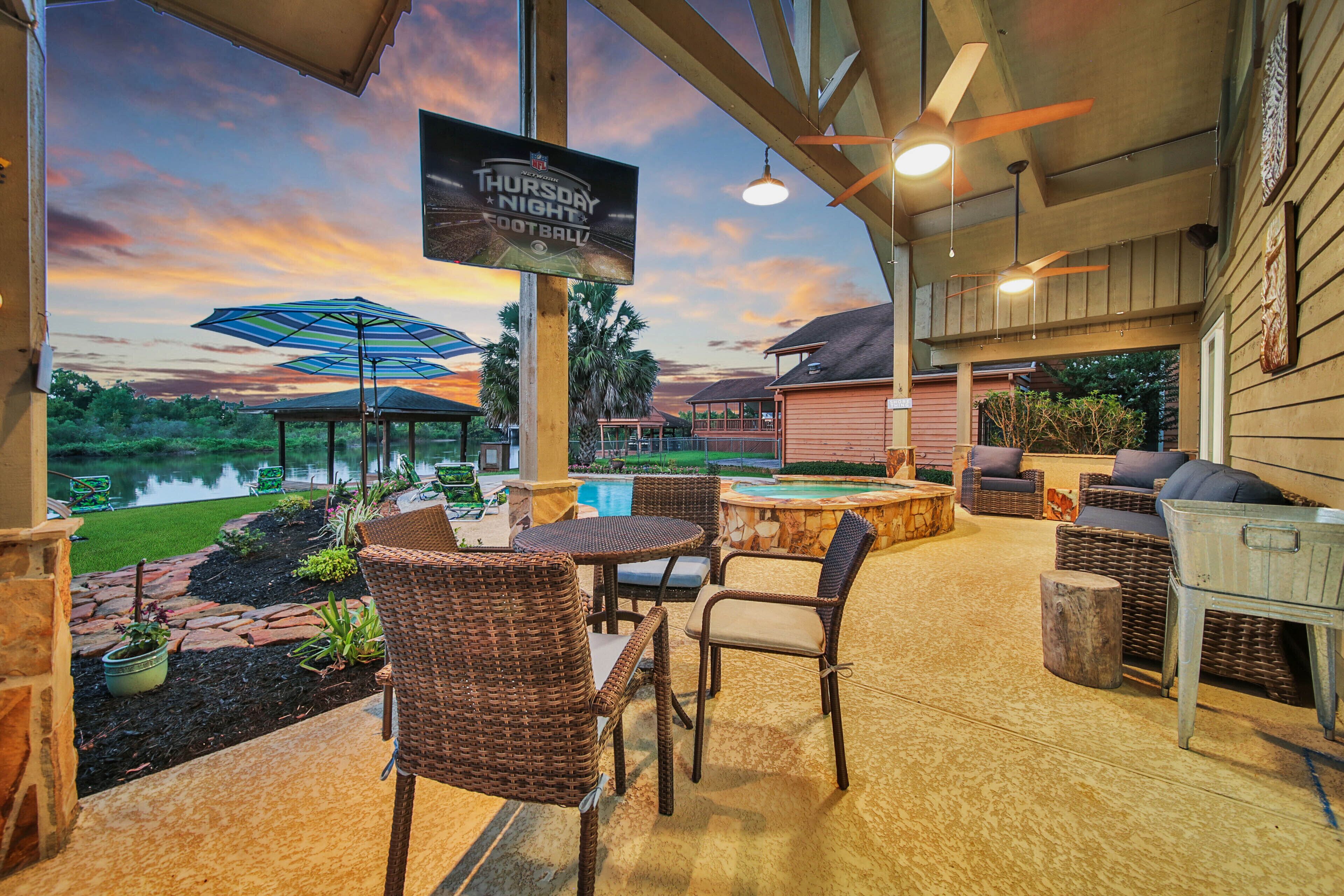 Gorgeous Lakefront Retreat House w/Heated Pool, Spa & More Fun Relaxing Getaway!