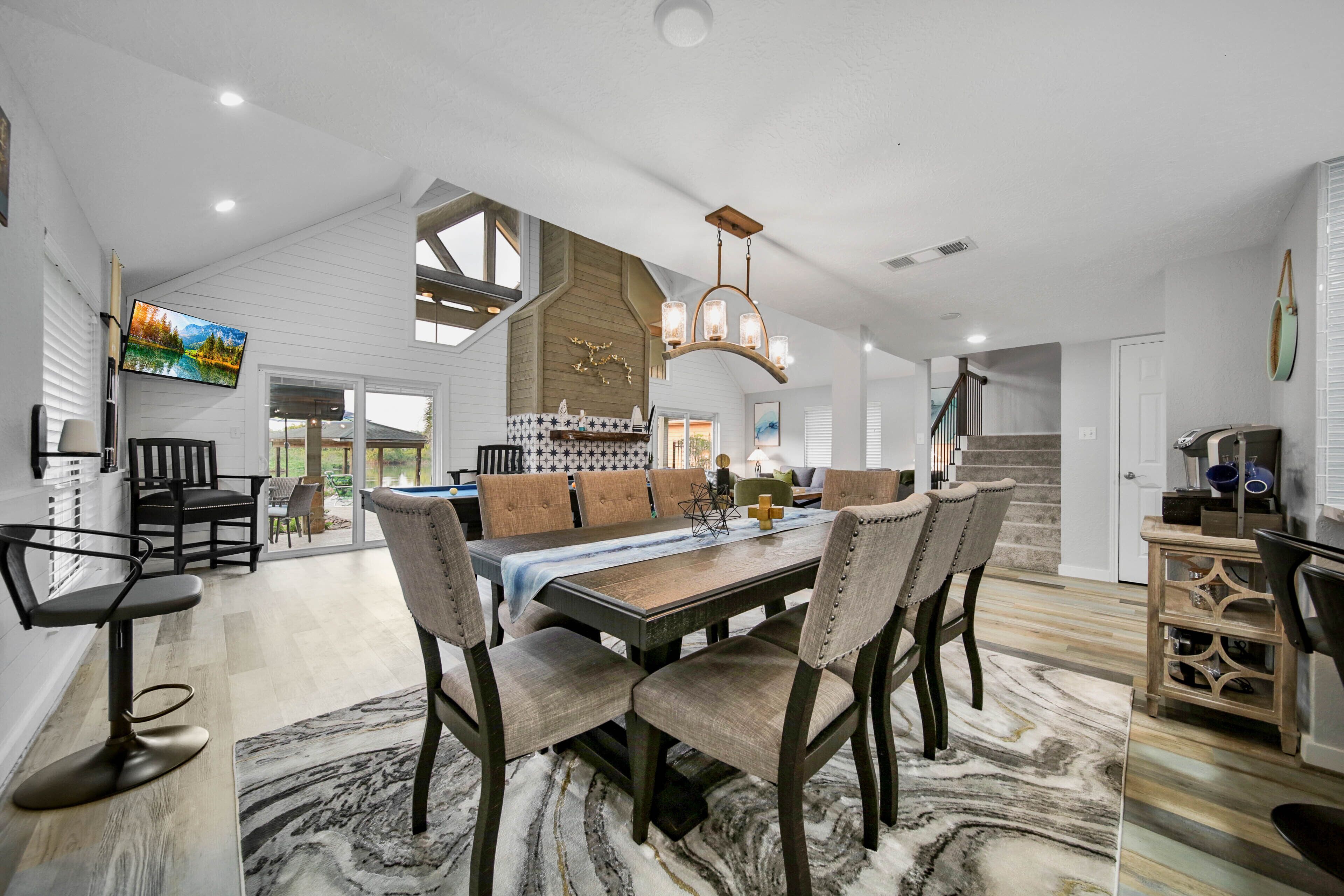 Gorgeous Lakefront Retreat House w/Heated Pool, Spa & More Fun Relaxing Getaway!