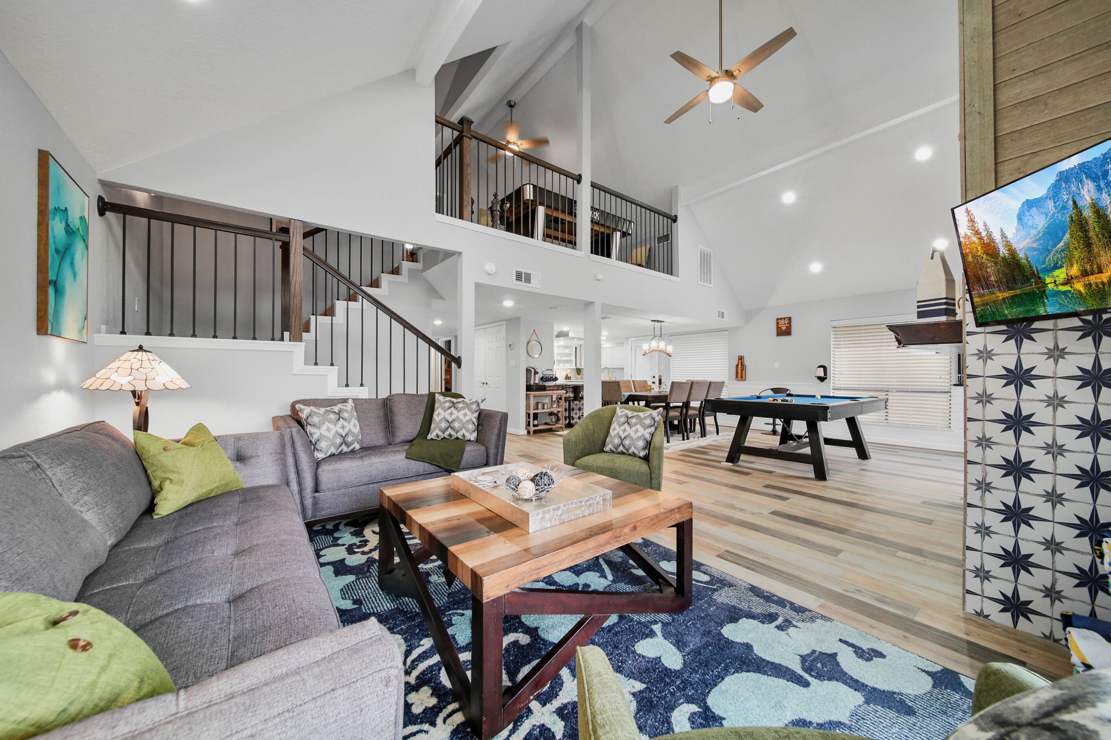 Gorgeous Lakefront Retreat House w/Heated Pool, Spa & More Fun Relaxing Getaway!