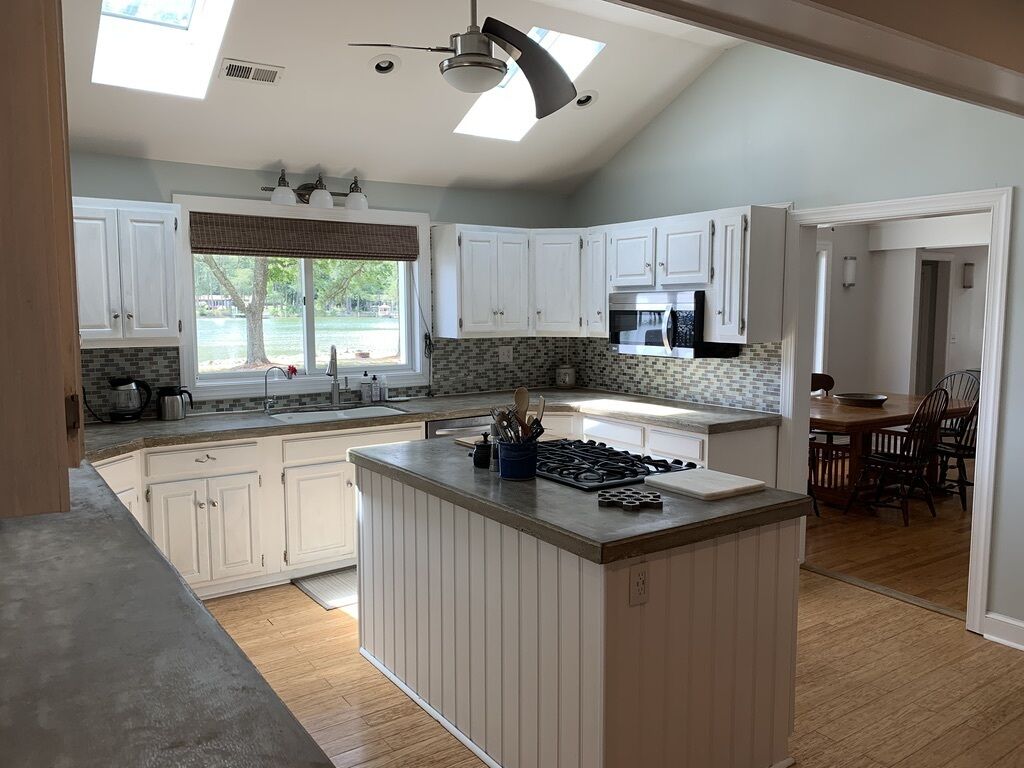 "Right on the Water" vacation home in Mathews