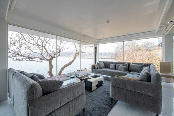 Villa Confort | Coin séjour | Télévision à écran plat, chauffage par le sol