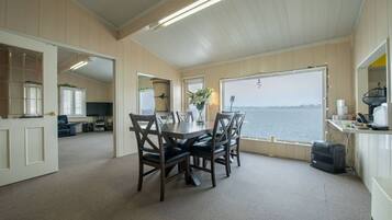 Comfort Villa | Living area | Flat-screen TV, heated floors