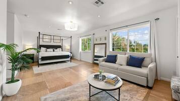 7 slaapkamers, een bureau, een strijkplank/strijkijzer, reisbedje