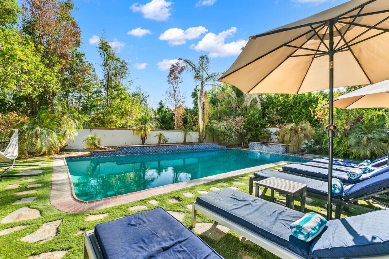 Een buitenzwembad, een verwarmd zwembad