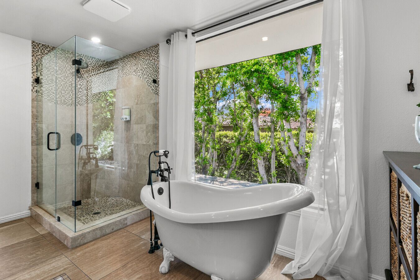 Baignoire, articles de toilette écologiques, sèche-cheveux