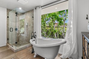 Badewanne, umweltfreundliche Kosmetikartikel, Haartrockner, Handtücher