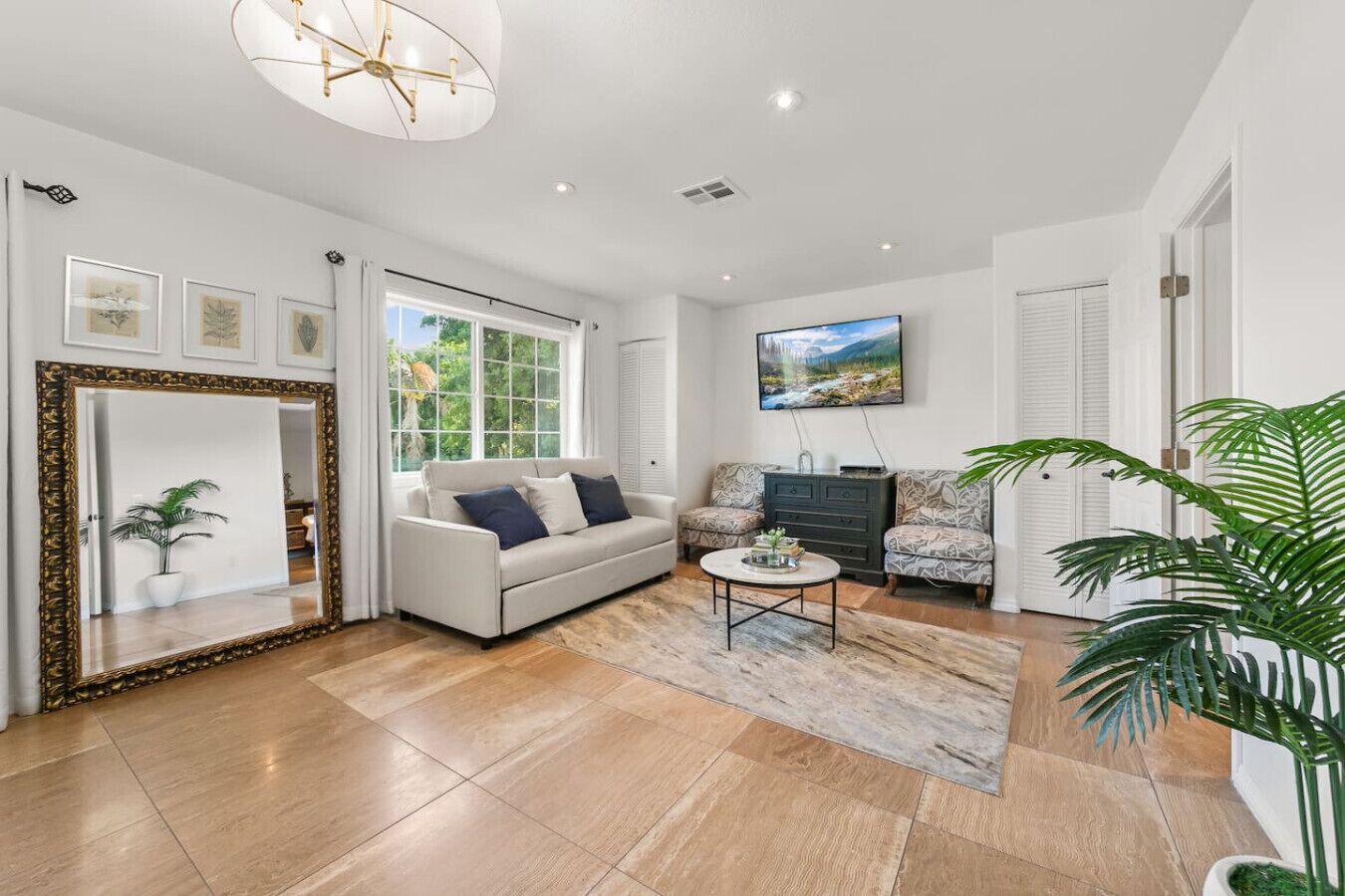 Älytelevisio, takka, videopelejä, pöytätennispöytä