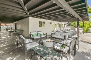 Terrace/patio - Large Home 12 beds Gameroom Heated Salt Pool PPG (Palm Desert)