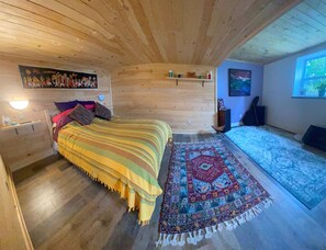 4 bedrooms, desk, iron/ironing board, free WiFi