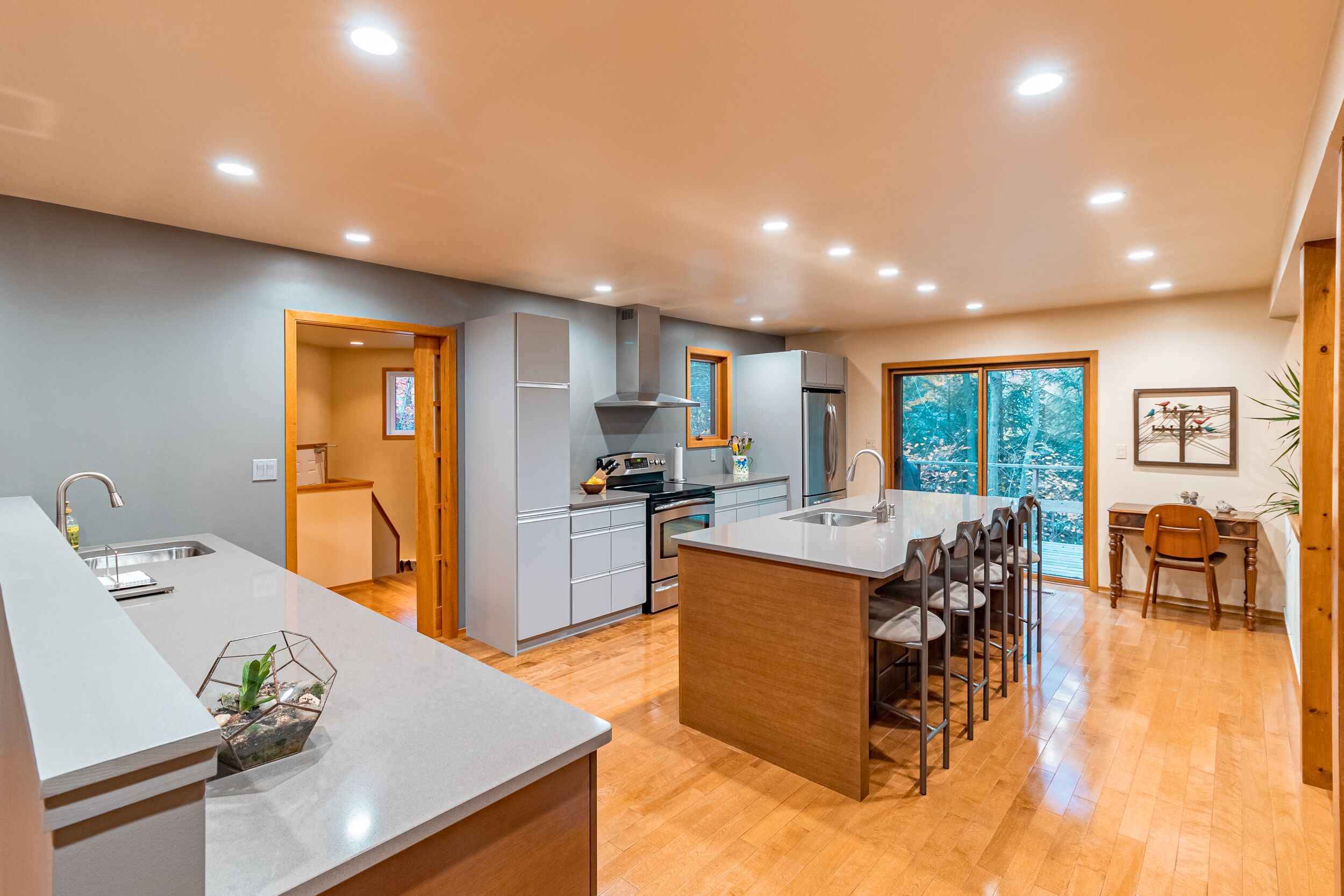 Bright and spacious family home in beautiful Southcott Pines area in Grand Bend