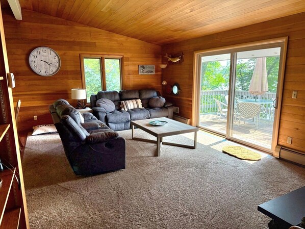 Smart-TV, Kamin, Tischfußball, Bücher