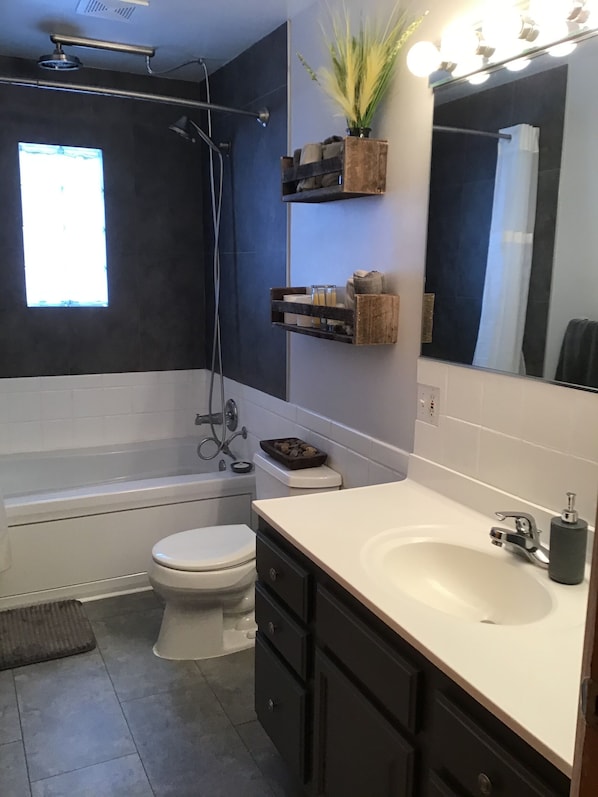 Combined shower/bathtub, jetted bath, towels, soap