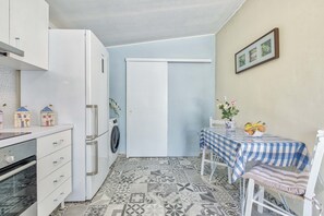 Jääkaappi, vedenkeitin, keittoastiat/astiat/ruokailuvälineet