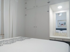 3 bedrooms, iron/ironing board, travel crib, free WiFi - Huge historic on Lake Michigan w/ large yard, fire pit, BBQ & air conditioning (Manistee)