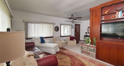 Huge historic on Lake Michigan w/ large yard, fire pit, BBQ & air conditioning