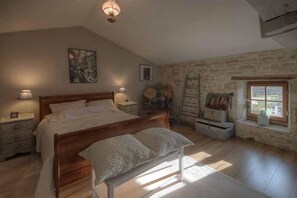 4 bedrooms, iron/ironing board, WiFi, bed sheets - 4Bed3Bath 1736 Farmhouse/Barn Conversion-Hearth (Sainte-Soline)