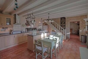 Fridge, microwave, oven, stovetop - Charming 4-bed 3 bath, farmhouse/ barn conversion (Sainte-Soline)