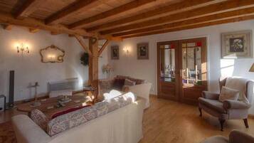 Televisión, chimenea y estéreo