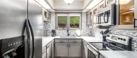 Réfrigérateur, micro-ondes, four, plaque de cuisson