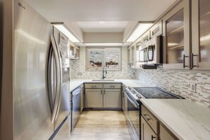 Kühlschrank, Mikrowelle, Ofen, Herdplatte