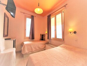 1 habitación, tabla de planchar con plancha, internet y ropa de cama