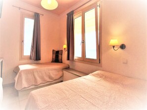 1 habitación, tabla de planchar con plancha y acceso a internet 