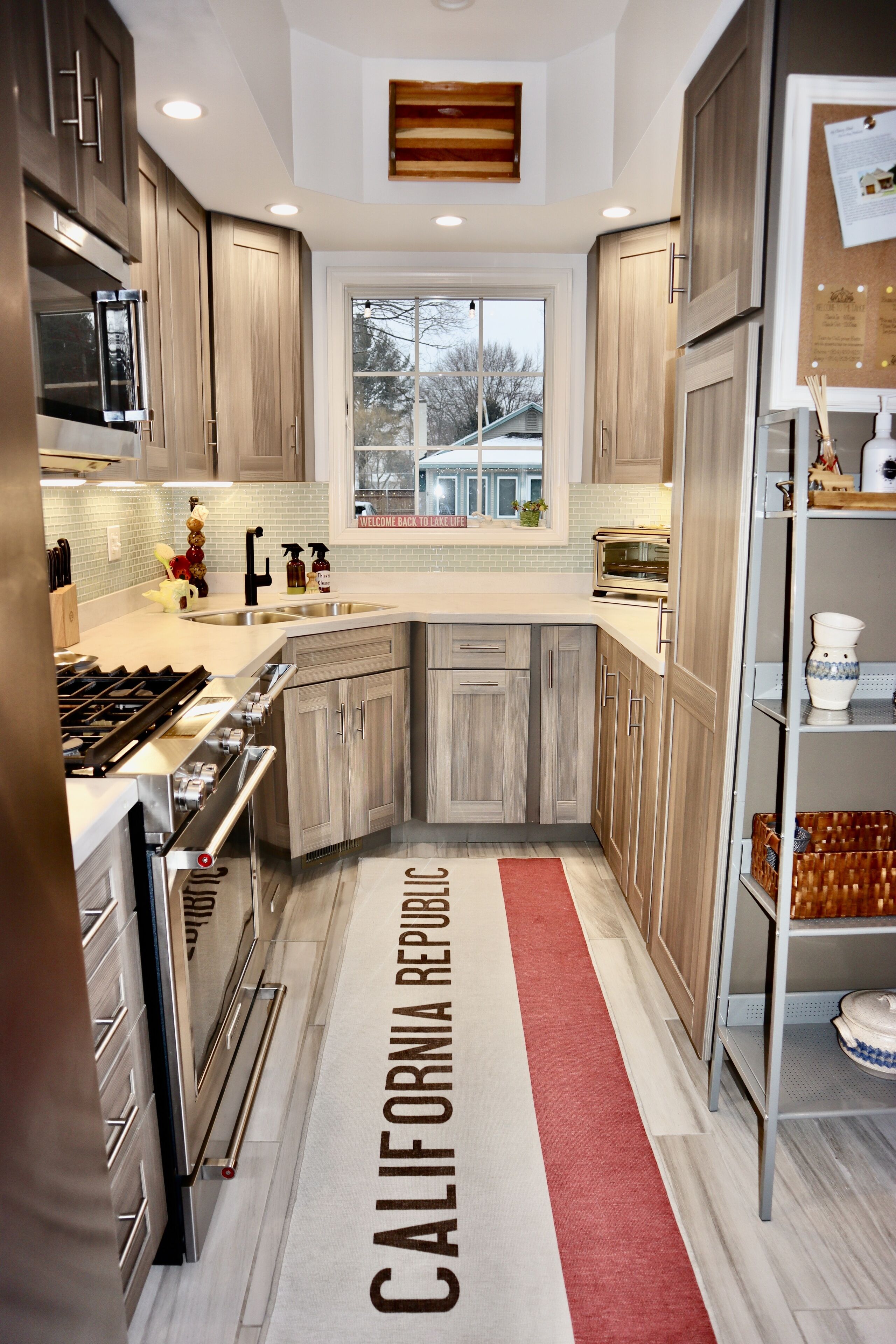 "The Tahoe" Lake House~Close to Beach & Lake!!