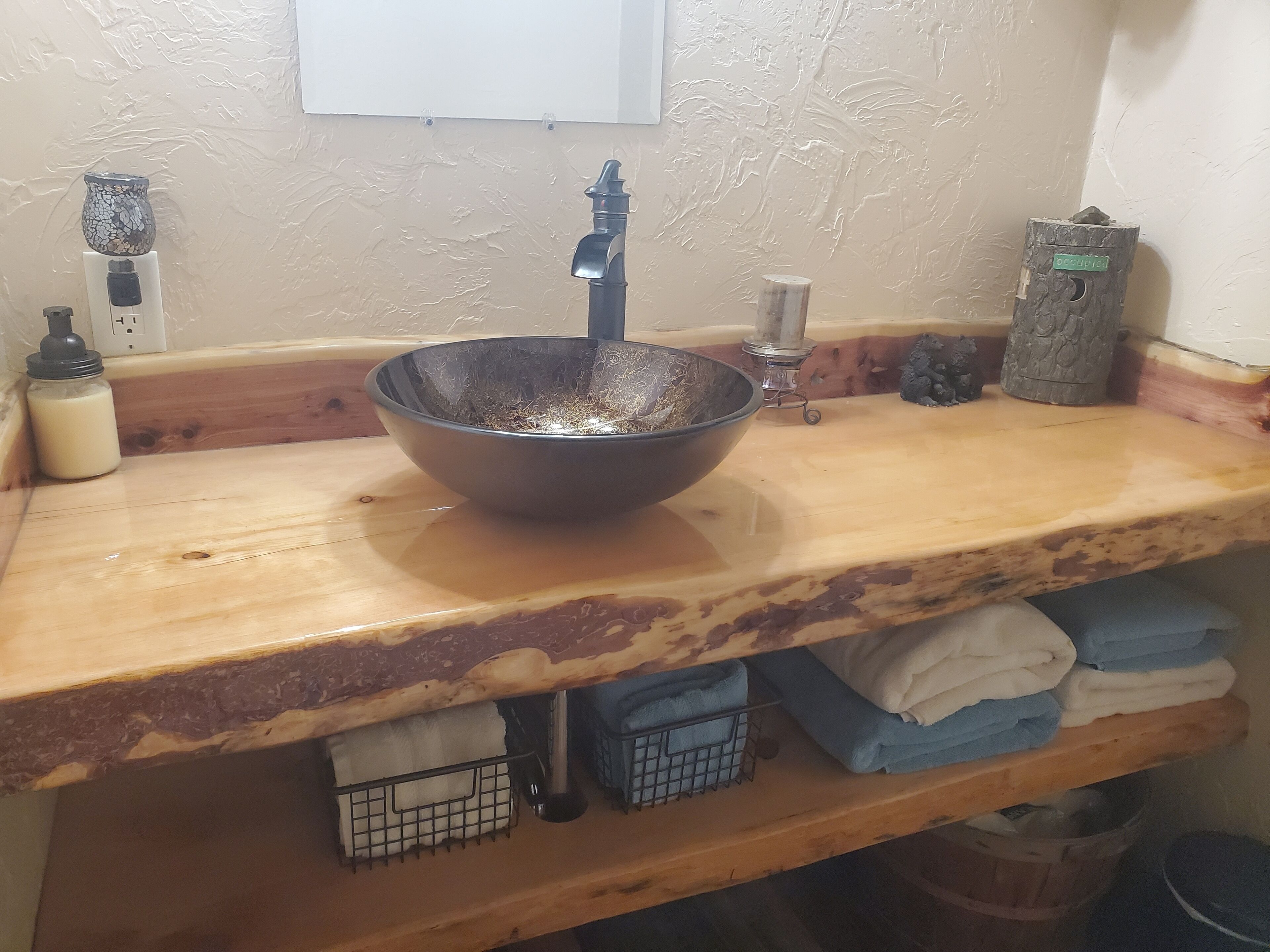 1 BR apt nestled by the Rocky Mountains