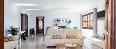 Televisie en een tafeltennistafel