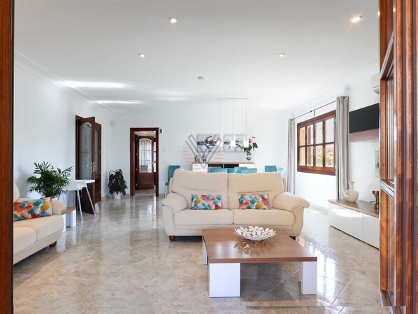 Télévision, table de tennis de table