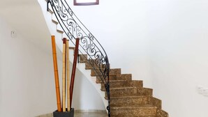 A marble staircase with a black wrought iron railing, leading to a landing. - Villa Llac Blau – Family, pool & beach Alcudia (Puerto de Alcudia)