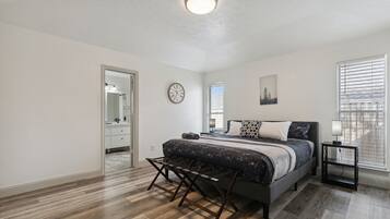 5 soverom, skrivebord, strykejern/-brett og reiseseng for barn