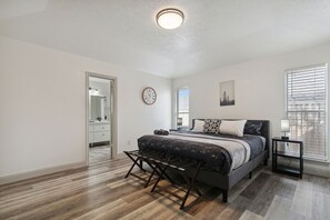 5 bedrooms, desk, iron/ironing board, travel crib