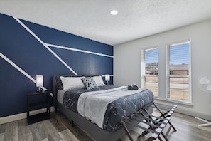5 bedrooms, desk, iron/ironing board, travel crib - Family friendly/POOL/Sleeps 16/Luxury (Plano)