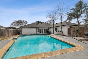 Outdoor pool - Family friendly/POOL/Sleeps 16/Luxury (Plano)