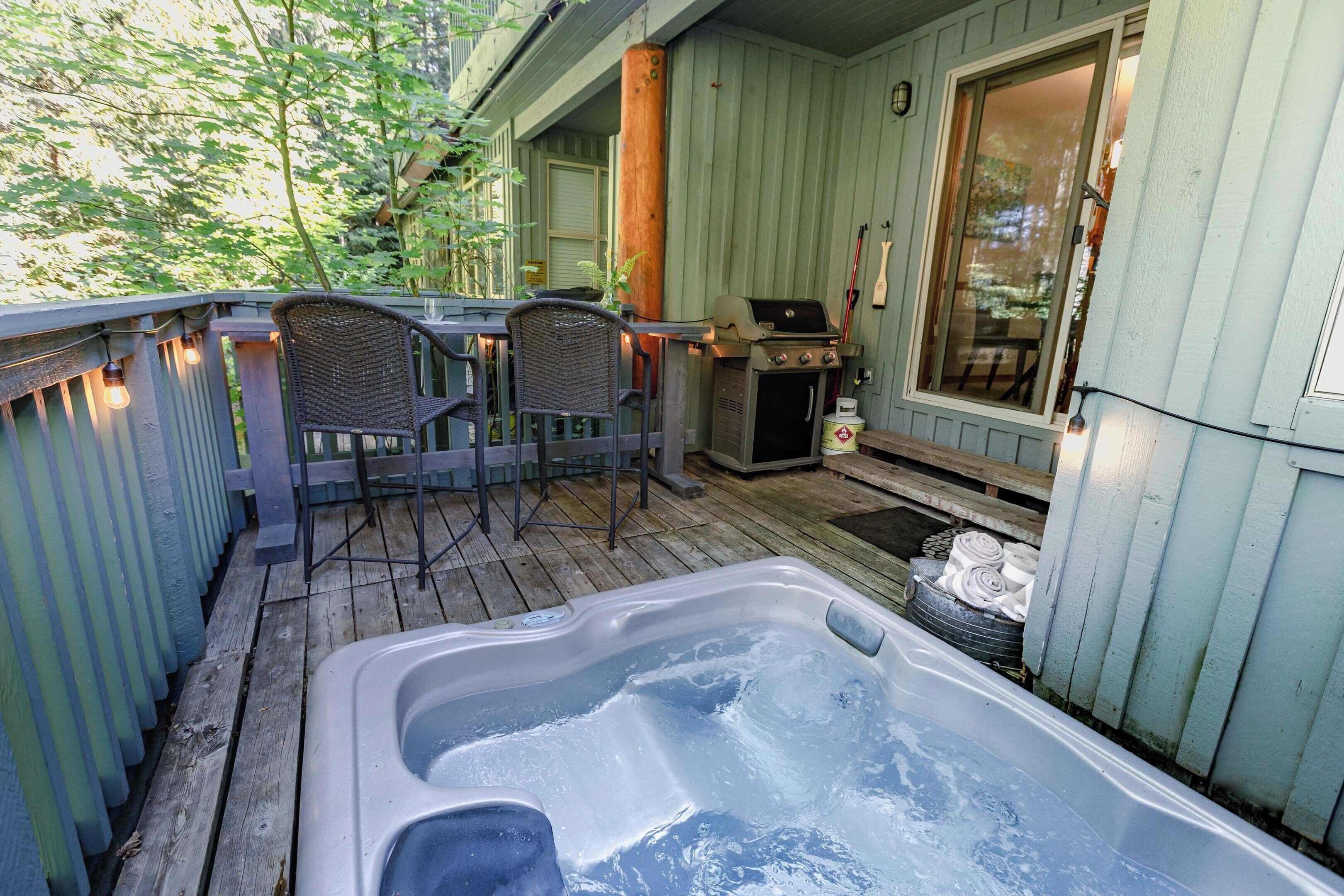 Private Hot Tub, 2 Bedroom, 2 Bath, Sleeps 6, Steps to Blackcomb Bike Trails